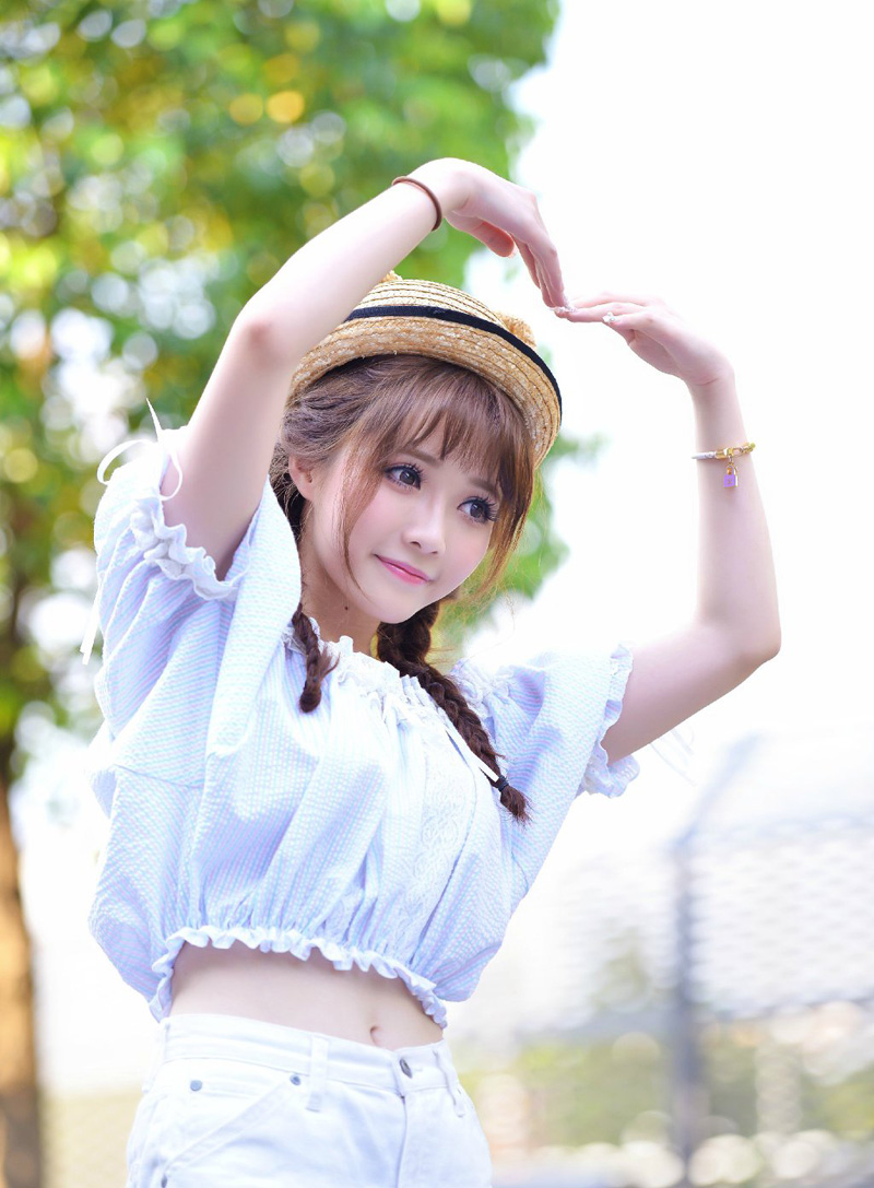 “夫君当以国事为重，妾身怎敢相怪？夫君且先休息，妾身先告退了。”美妇微笑着摇头道。